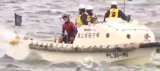 当地警方在横滨市山下公园附近海域搜寻遗体。