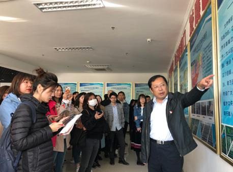 相关负责同志为学员们讲解北京大兴国际机场的有关情况（郑立文摄）