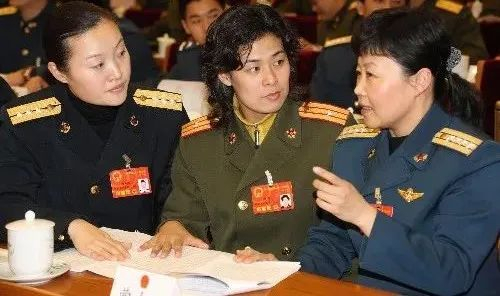 　　2008年十一届全国人大一次会议上，三位“女铁人”——有“霸王花”美称的海军陆战队两栖侦察队女兵队指导员何新瑛（左一）、七次获得世界冠军的军事体育运动大队军事五项运动员徐蕾（中）、连任四届全国人大代表的空军特级飞行员程晓健在交谈。