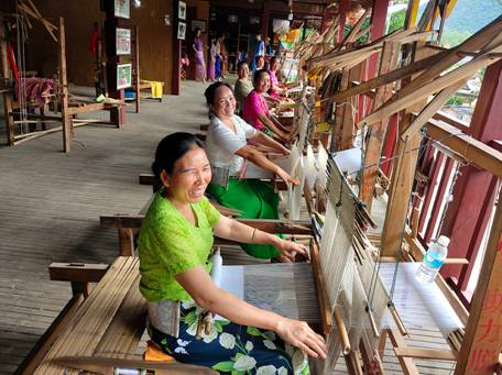 黑恶势力阴霾消散，人民群众重新拥抱安居乐业美好生活。图为云南省保山市大寨村傣族妇女正在合作社学习织布。王龙芹/摄