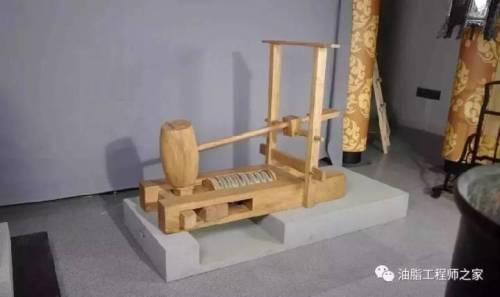 也有从上面逐渐打入木楔的，原理差不多