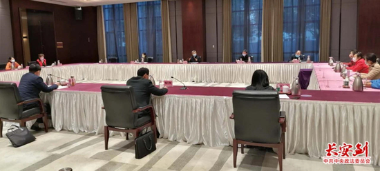 陈一新与网格员座谈，听取网格员们抗疫斗争中的酸甜苦辣。
