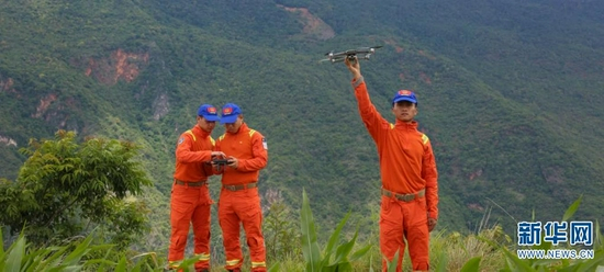 队员正在监测野象（资料图）。新华网发（云南省森林消防总队供图）