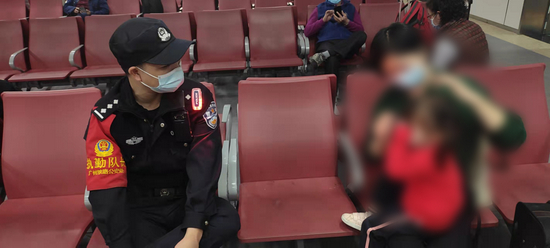 民警在候车室找到的杨女士母女。