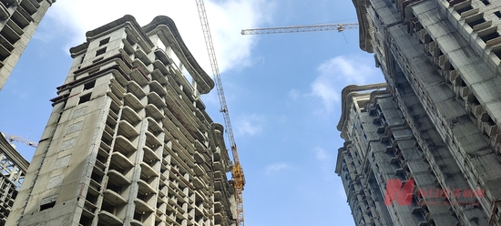  现场有塔吊作业 每经记者 陈荣浩 摄