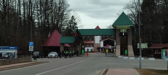  此前，俄代表团已抵达位于白俄罗斯布列斯特州的谈判地点别洛韦日森林，准备与乌克兰代表团进行第二轮谈判。新华社视频截图