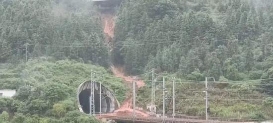 事发地榕江县今日凌晨起曾连发暴雨、雷电、大雾等7条天气预警信息