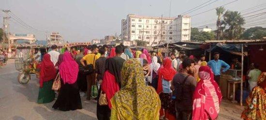 一群制衣工聚集在孟加拉郊区，试图为不平等薪资抗议。图 受访者提供