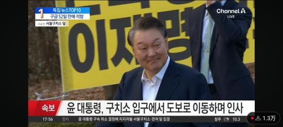 2025年3月,尹锡悦被释放,步行走出拘留所。图片来源:韩国Channel A视频截图