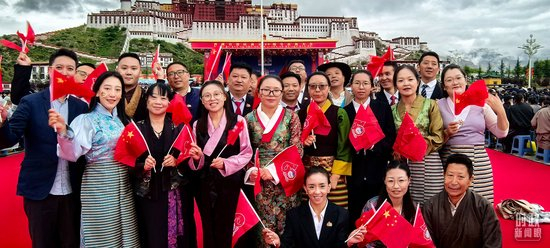 △参加庆祝大会的群众代表。（总台央视记者范凯拍摄）