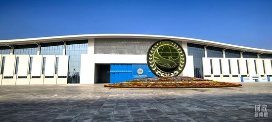 △上合天津峰会在天津梅江会展中心举行。（总台央视记者范凯拍摄）