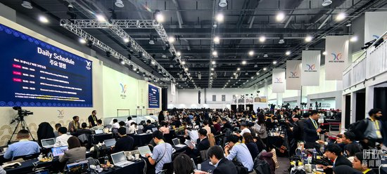 △10月31日的APEC新闻中心座无虚席。(总台央视记者范凯拍摄)