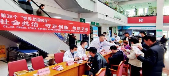 12月1日，浙江省舟山医院开展“第38个世界艾滋病日”主题宣传活动。图/IC