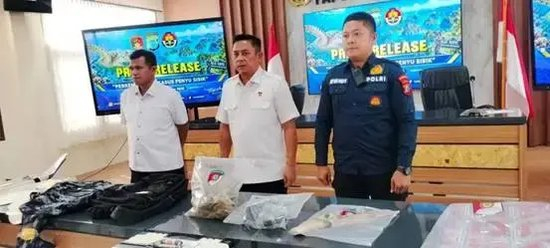 印尼警方展示证物