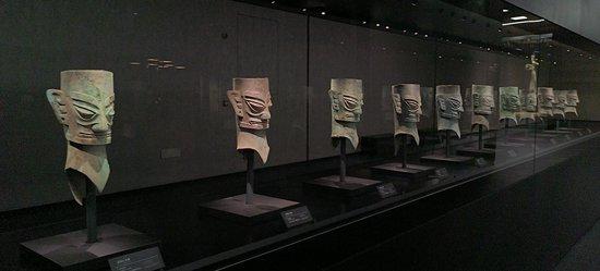 △三星堆博物馆展出的青铜人头像。（总台央视记者范凯拍摄）