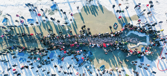 游客在查干湖冰面上观看冬捕（2023年12月28日摄） 张楠摄/本刊