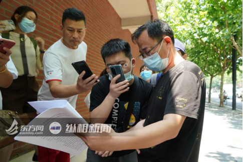 （图说：受害人父亲老刘向媒体展示案件相关材料。蔡黄浩 摄）