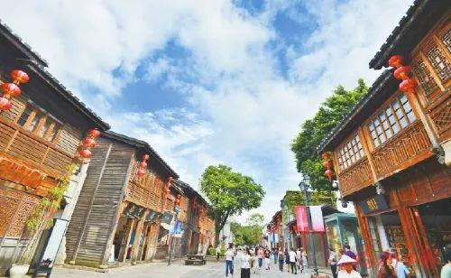  游客游览三坊七巷。记者叶义斌摄 &nbsp;图 福州日报