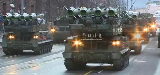 “山毛榉-M2”自行防空导弹发射车方队