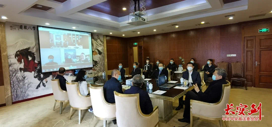  陈一新与校友楚商视频连线，听取意见建议。