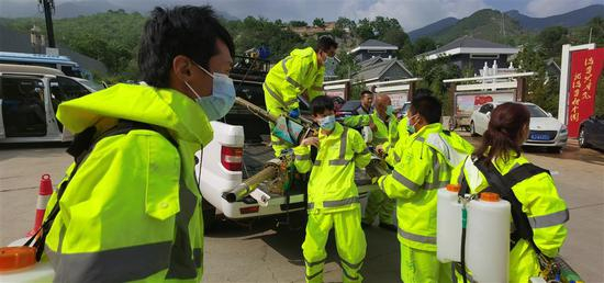 救援队队员进行消杀作业。郑子愚摄