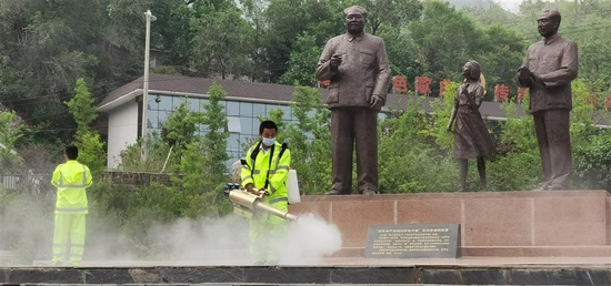 救援队队员进行消杀作业。郑子愚摄