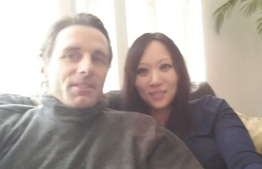  ·冯（右）和小佩洛西的合影。出生于中国台湾的冯，常住旧金山。