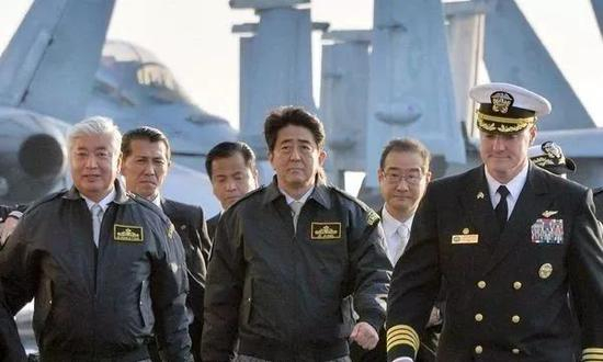  ▲安倍与驻日美军（图源：共同社）