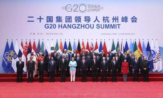　　2016年9月4日，二十国集团领导人第十一次峰会在杭州国际博览中心举行。这是二十国集团成员和嘉宾国领导人、有关国际组织负责人集体合影。