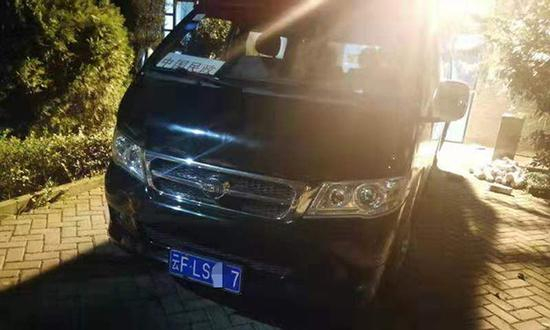  运送死者遗体的这辆殡葬运尸车，悬挂有“中国民政”标志。本文图片 红星新闻