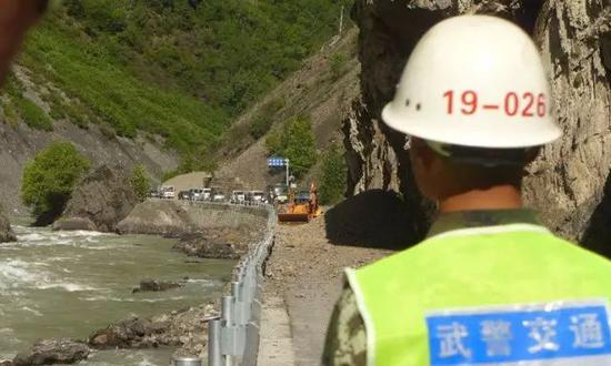  ▲因滑坡路毁，正在交通管制的官兵
