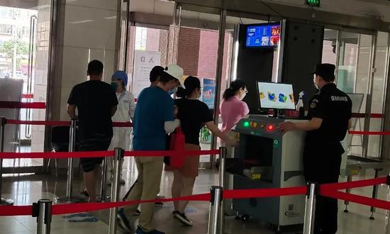  患者进入朝阳医院接受安检