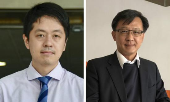 何君尧（右）代表被告的士司机向许智峰追讨诉讼费。图源：星岛日报