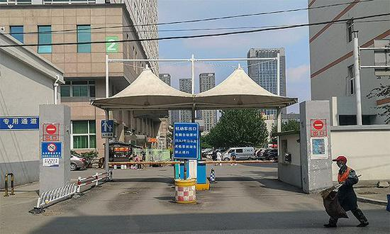  辣椒的门店就开在这家医院对面。摄影：翟星理。