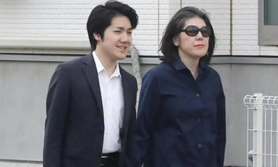 ·小室圭（左）和母亲