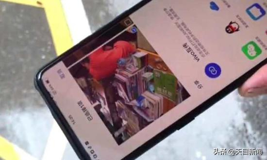 家属展示女孩课桌照片