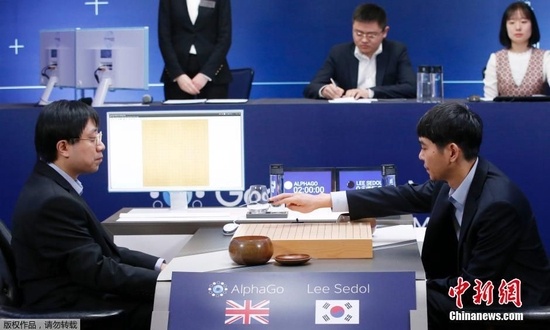　韩国九段棋手李世石与“阿尔法围棋”进行对弈。