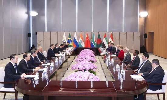  4月29日上午，国家主席习近平在上海访问金砖国家新开发银行，并会见新开发银行行长罗塞芙。新华社记者 黄敬文 摄