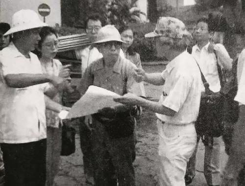 　　丸山茂的文章发表后在日本朝野引起了轰动，有人质疑他的文章是伪造的，为此丸山茂本人（图中）于1995年7月下旬亲自到广州进行核实并熟练指认出旧地。图/受访者提供