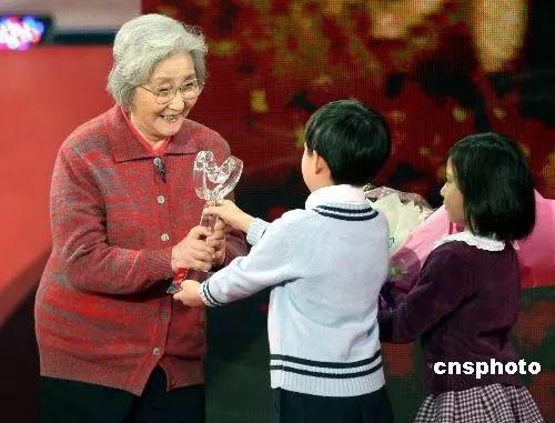 △2007年的“感动中国”的荣誉授予了两位（组）中国航天人，一位是钱学森，一个是嫦娥团队。节目录制现场，蒋英女士代替钱学森前来领奖，在转达钱老不能亲往的遗憾和歉意之后，她向大家介绍，钱学森在得知自己当选后说：“我只是恰如其实地做了一点工作、所能做的工作，伟大的是中国人民！”