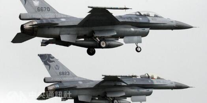 台湾登山客发现飞机残骸 疑似台军坠毁F16战机