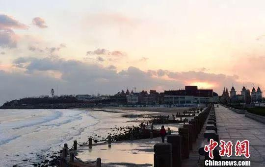 　烟台滨海观光路边景色。（资料图） 蔡红文 摄