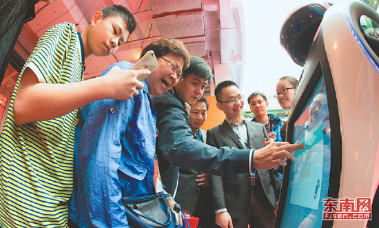 现在的晋江不但商业发达，而且展会丰富。2017年，逛展会的人们通过智能引导机器人寻找相关信息。　福建日报记者　王毅　摄