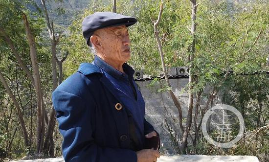 ▲伍家三哥伍书心对记者表示，刘华明案件的起因是债务纠纷。摄影/上游新闻记者 胡磊