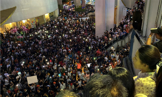 未来前进党在“快闪”集会，图片来自路透社