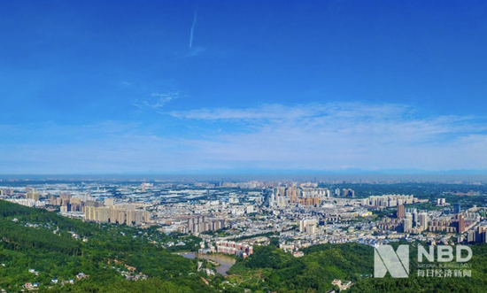 从龙泉山俯瞰成都（图片来源：每经记者 张建 摄，资料图）