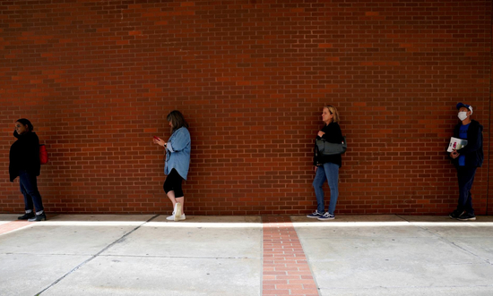  美国民众排队领取失业补助（图源：路透社）