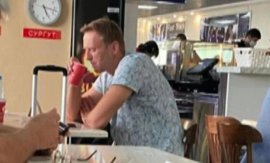  ·纳瓦尼被拍到在机场咖啡厅喝茶。