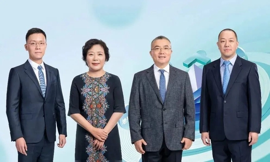 　·2022年8月，龙湖集团年中业绩发布会期间的吴亚军与陈序平（左一）等。