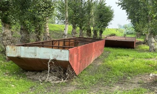 黄德义曾经用来搭浮桥的船体　王嘉楠　摄